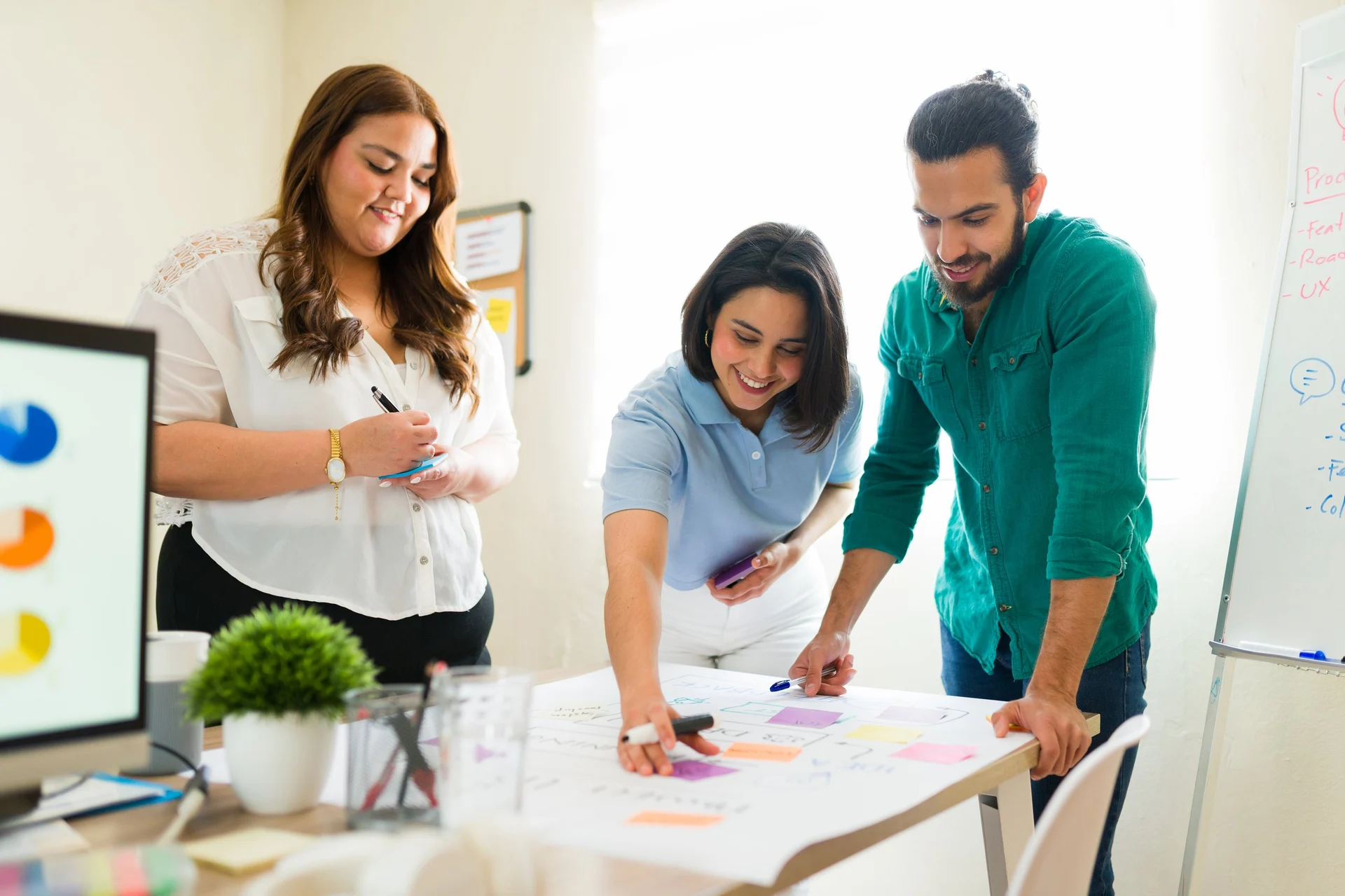 Motiviertes Team arbeitet gemeinsam an einem Kreativ-Projekt in einem modernen Büro
