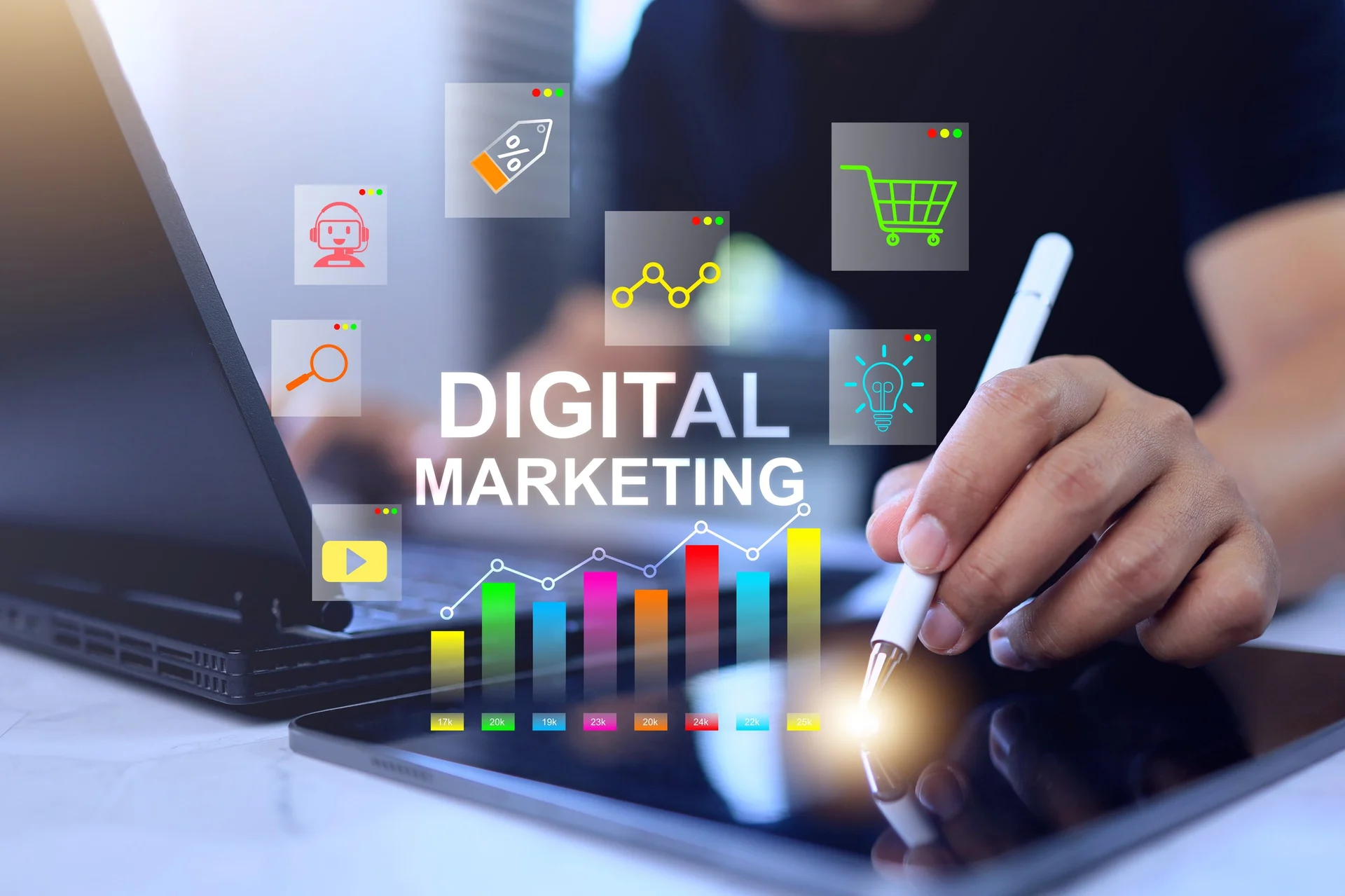 Strategische Marketing-Planung: Mann analysiert Daten und entwickelt Social-Media-Strategie am Tablet